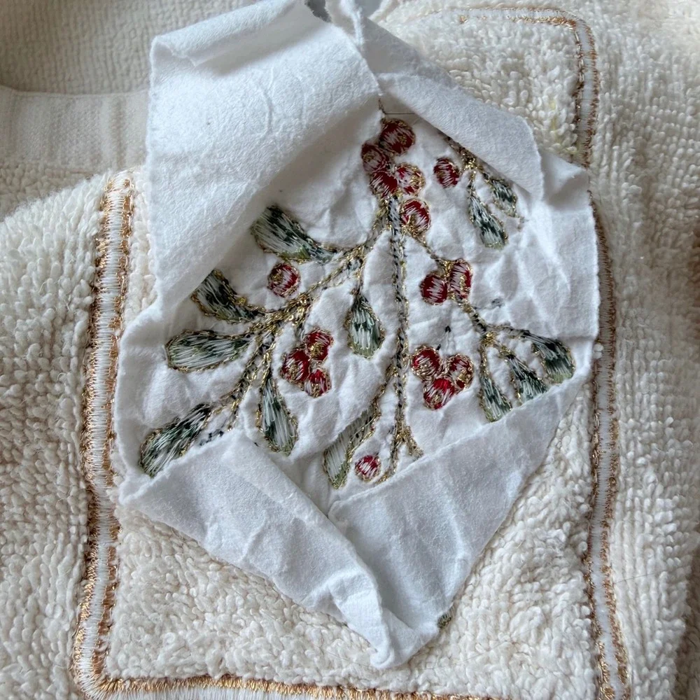 VNTG‎ Bathworks Hand Towels Set of 2 Cream Cotton Embroidered Holiday Decor